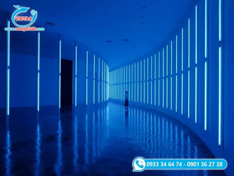 Đèn LED được gắn dọc hành lang mang màu sắc xanh độc lạ
