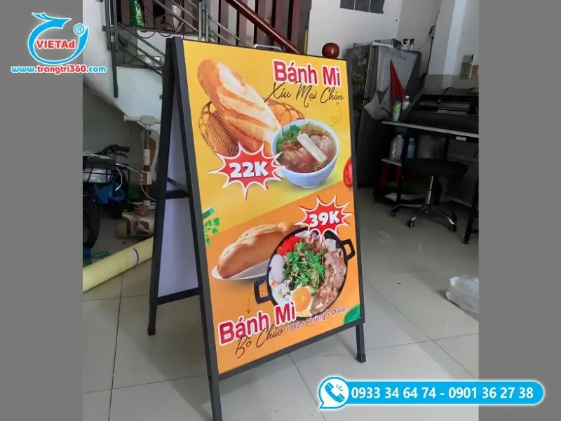 Mẫu bảng hiệu đứng tấm bạt Hiflex căng phẳng trên khung sườn sắt