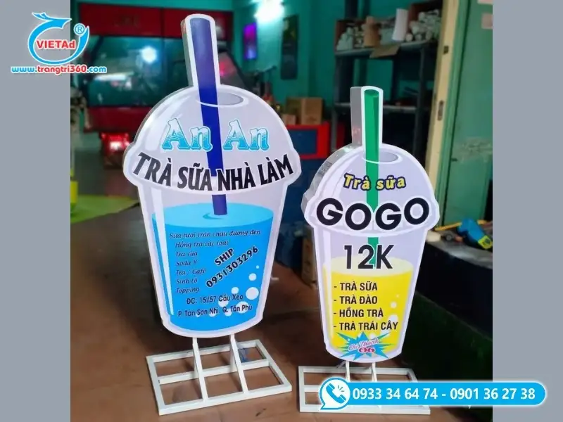 Mẫu bảng hiệu hộp đèn đứng khả năng xuyên sáng đồng đều, hình ảnh in sắc nét