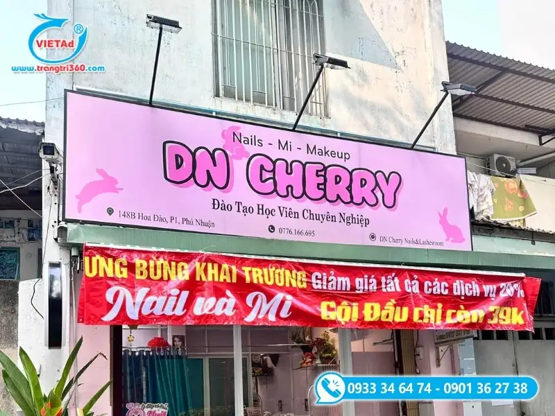 Bảng hiệu tiệm nail mi màu hồng dễ thương kèm băng rôn khai trương