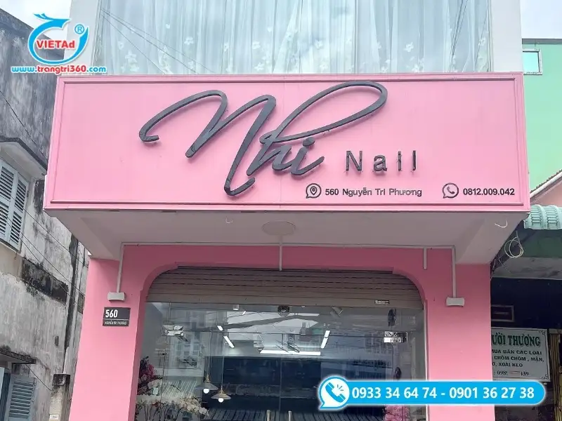 Bảng hiệu mặt tiền tiệm nail màu hồng pastel chữ uốn nét mềm mại