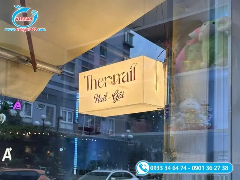 Biển vẫy hộp đèn mica hút nổi phát sáng treo cửa kính tiệm nail mi