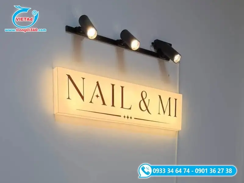 Mẫu hộp đèn tiệm nail bằng Mica xuyên sáng kết hợp đèn rọi