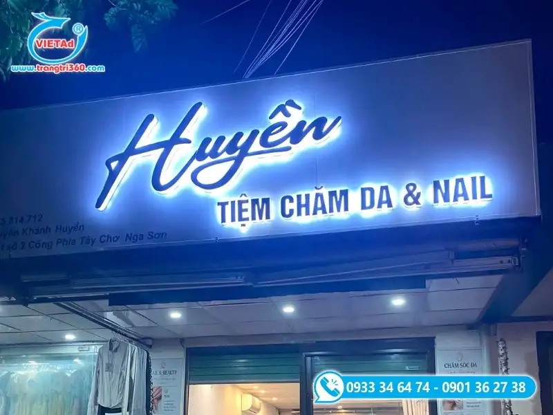 Biển vẫy hộp đèn phát sáng vuông góc cho tiệm nail và nối mi nổi bật ban đêm