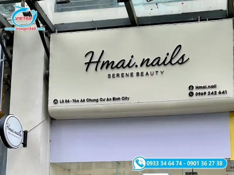 Bảng hiệu nail alu chữ nổi mica đen màu sắc trang nhã đi kèm bảng vẫy Mica tròn hút nổi