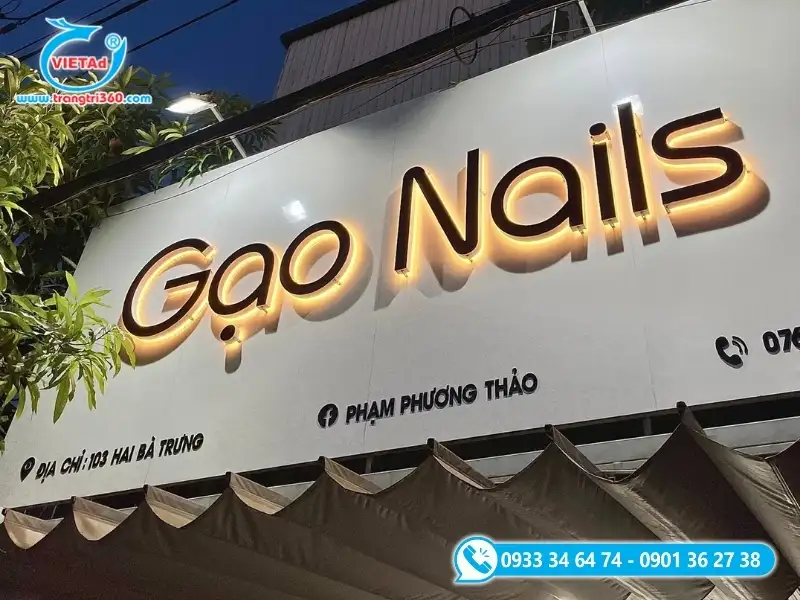 Bảng hiệu mặt tiền chữ nổi uốn viền LED hắt chân vàng ấm, bắt mắt