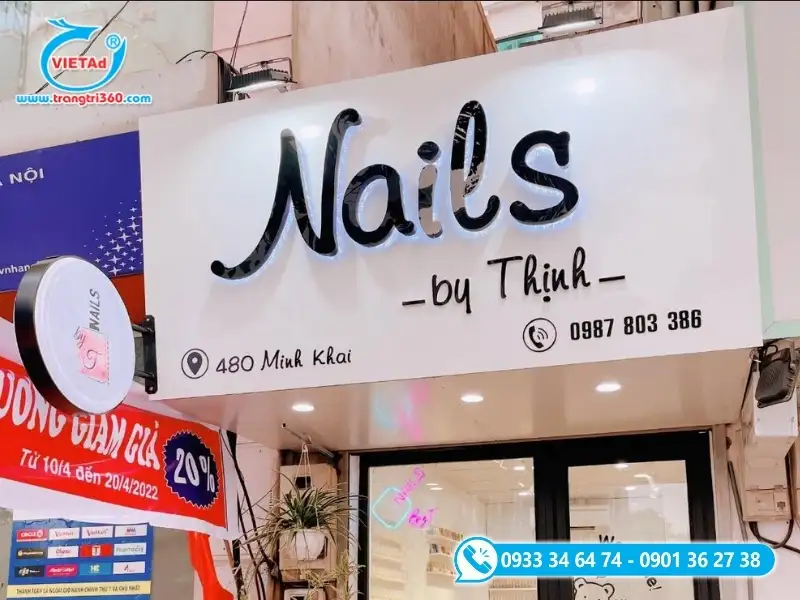 Bảng hiệu tiệm nail bằng Alu trắng chữ Mica đen hắt sáng chân