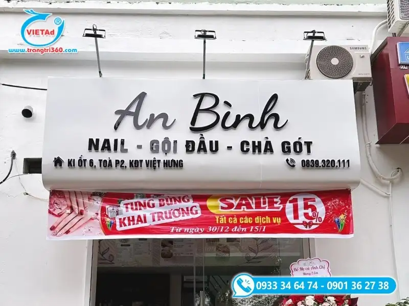 Mẫu bảng hiệu tiệm nail bằng Alu trắng bền bỉ, kết hợp bộ chữ Mica đen cắt uốn nổi sắc nét