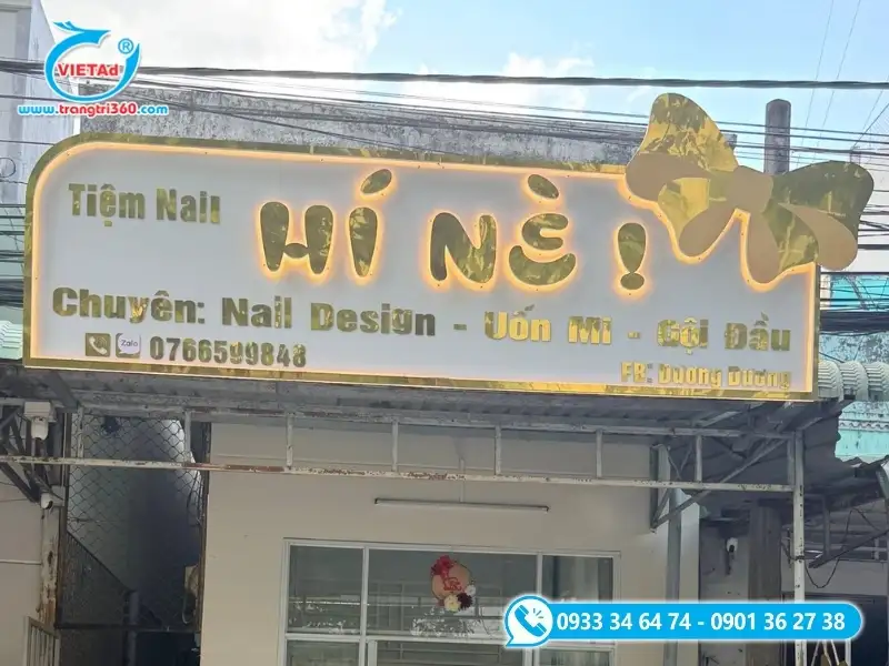 Thiết kế bảng hiệu nail đẳng cấp với viền và chữ nổi Inox vàng gương lót đèn LED hắt sáng chân ấm áp