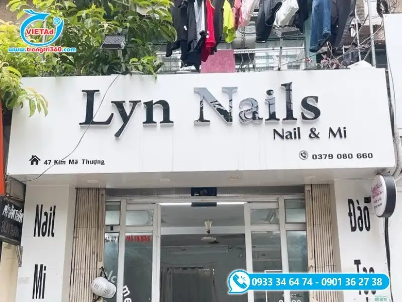 Bảng hiệu tiệm nail hiện đại sử dụng mặt dựng Alu trắng ghép phẳng kết hợp chữ nổi Mica đen