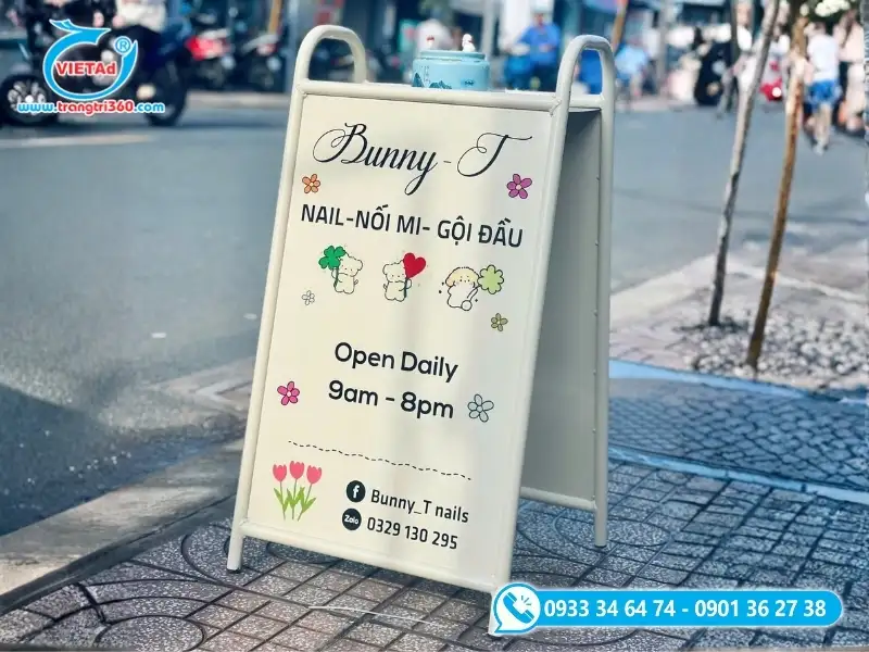 Mẫu bảng hiệu tiệm nail dạng vẫy đứng tiện lợi với khung sắt sơn tĩnh điện và mặt tôn dán Decal hai mặt