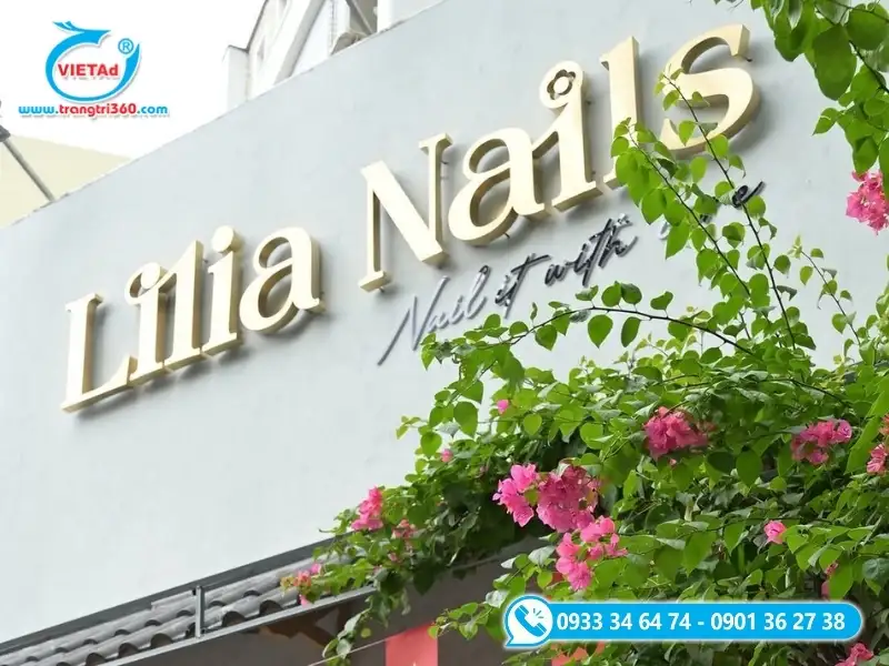 Bảng hiệu nail ấn tượng với bộ chữ nổi Inox mạ vàng xước nổi bật trên nền tường sơn