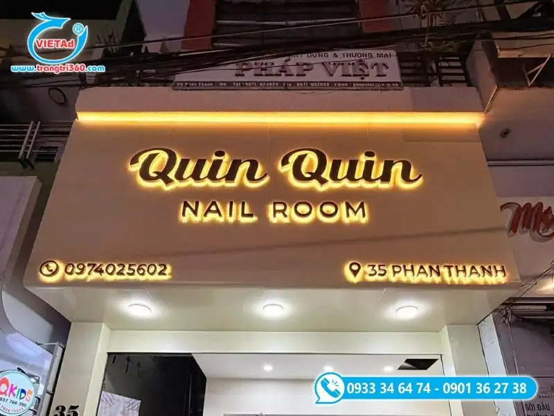 Bảng hiệu nail lót đèn LED hắt chân, sử dụng chữ Mica nổi vàng gương cao cấp và rực rỡ vào ban đêm
