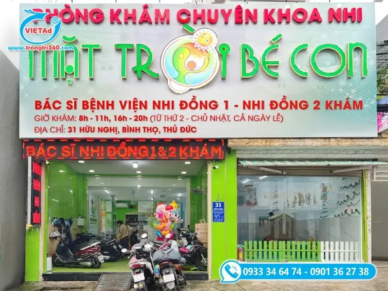 Mẫu bảng hiệu phòng khám nhi chất liệu viền chữ Inox trắng kết hợp mặt chữ Mica xanh