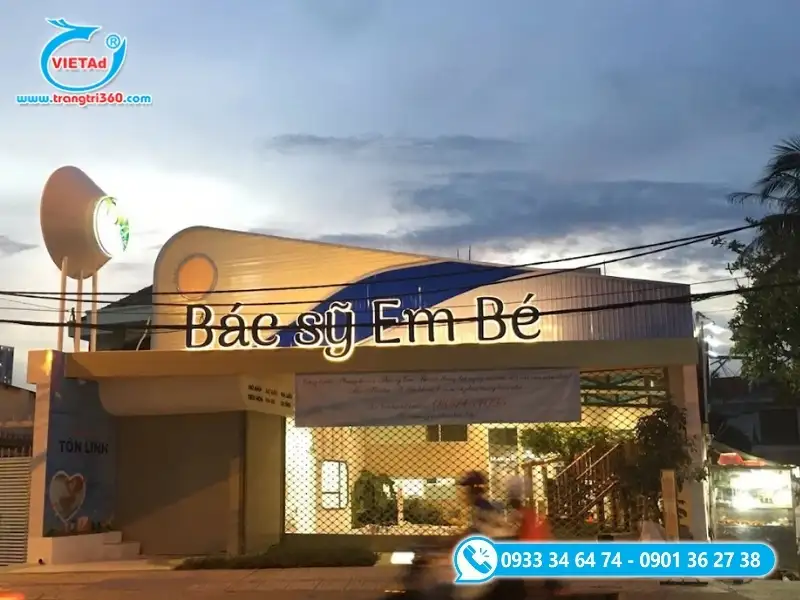 Bảng hiệu phòng khám cần thiết kế rõ ràng, tối giản, dễ nhìn từ xa