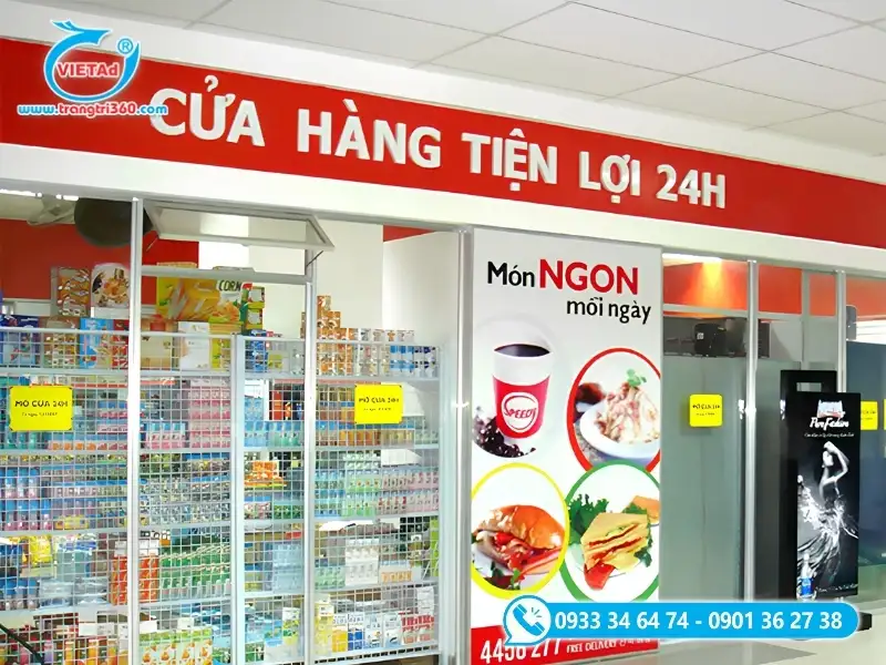 Nhân viên tư vấn Quảng Cáo Việt sẵn sàng trực tiếp giải đáp các thắc mắc của khách hàng về quy trình và chất liệu làm biển hiệu