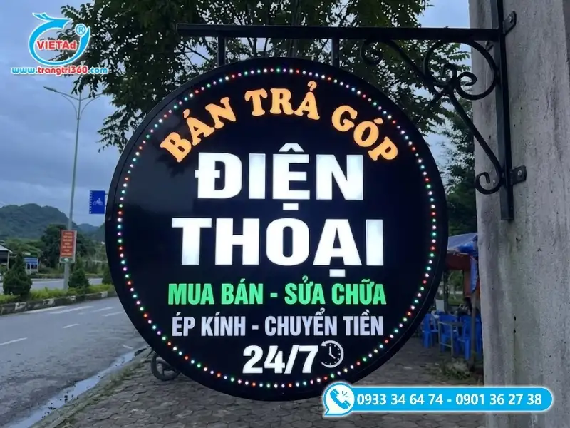 Tấm nhôm composite đen được khoét thủng nội dung bằng laser và lót mica xuyên sáng cố định ở mặt sau