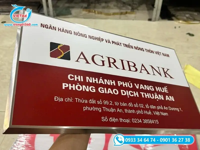 Mẫu biển tên mica hiển thị đầy đủ thông tin pháp lý bắt buộc của doanh nghiệp tại trụ sở
