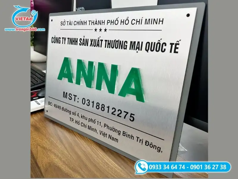 Mẫu bảng tên công ty chất liệu tấm nền Alu kết hợp chữ nổi Mica xanh
