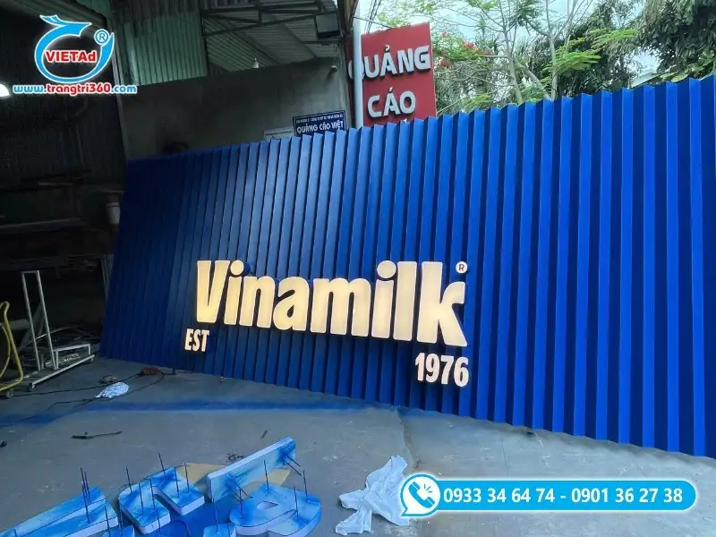 Tấm tôn mạ kẽm gia công dập làm nền bảng hiệu thẩm mỹ, chi phí hợp lý