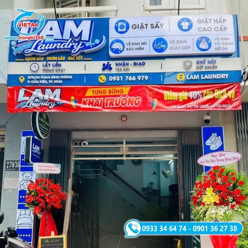 Băng rôn khuyến mãi của tiệm giặt sấy hiện đại treo ngay trước cửa