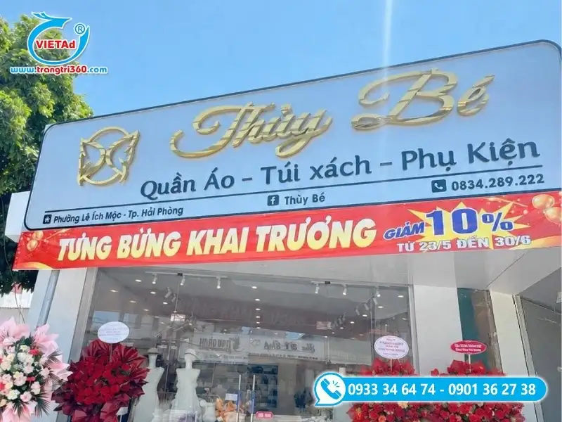 Băng rôn khai trương shop thời trang nữ được treo trang trọng mặt tiền