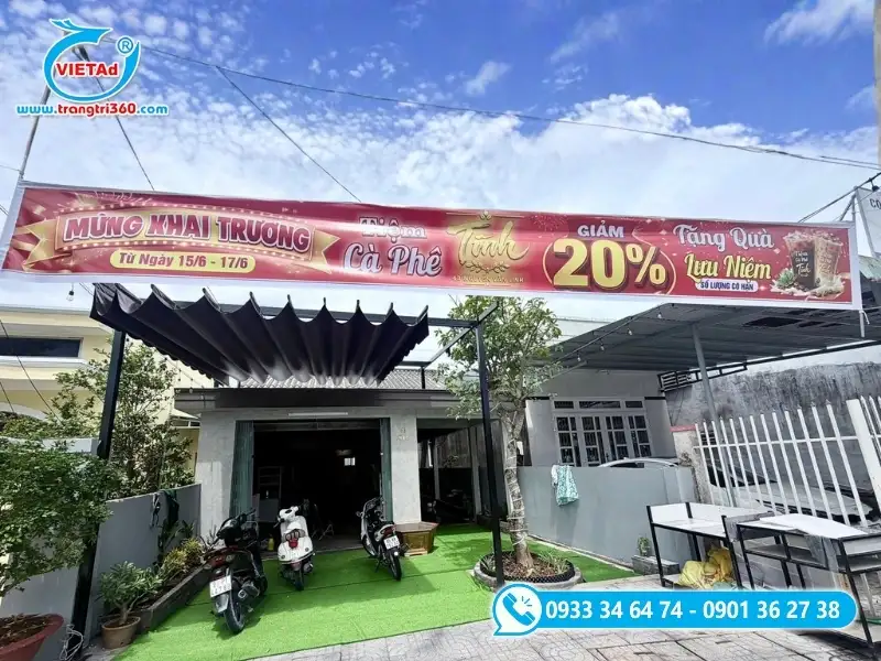 Băng rôn khai trương tiệm cà phê sân vườn với chương trình giảm giá và tặng quà