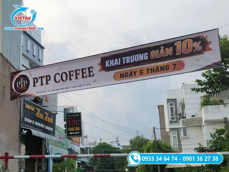 Băng rôn khuyến mãi, khai trương treo ngoài đường có kích thước phù hợp, dễ nhìn
