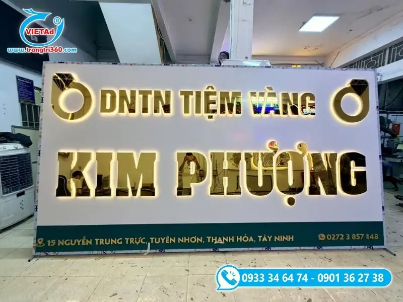 Mẫu chữ nổi Inox 304 vàng gương uốn nổi 3D gắn đèn LED hắt sáng chân