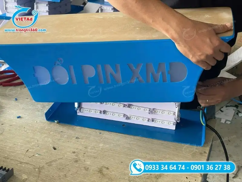 Hình ảnh kỹ thuật viên lắp ráp hoàn thiện đèn LED và đi dây, tiến hành bước lắp ráp hoàn thiện