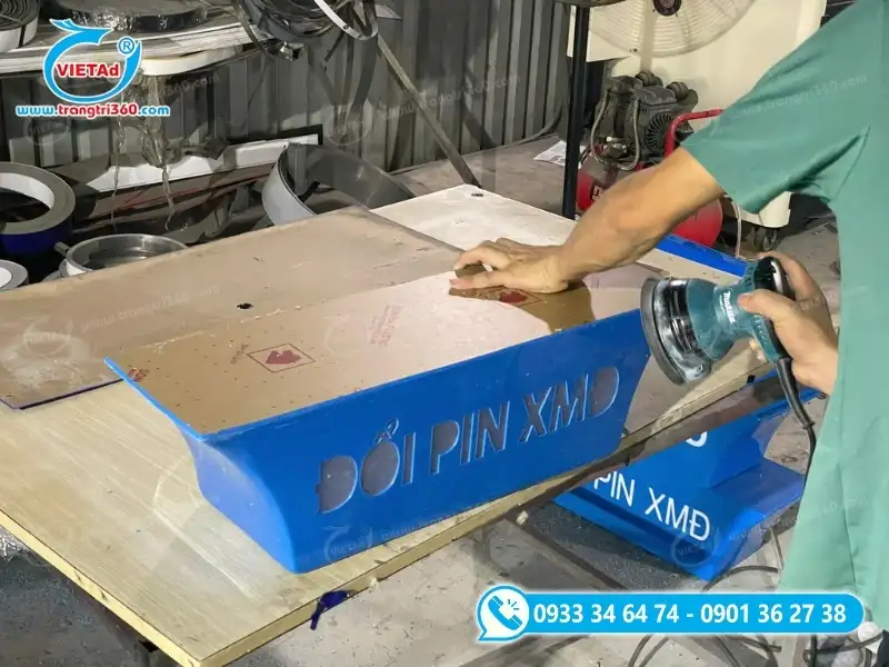 Nhân viên kỹ thuật tiến hành mài các cạnh hộp đèn cho mịn cho chuẩn form