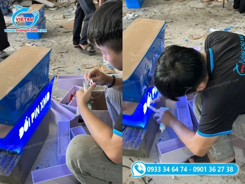 Hình ảnh nhân viên kỹ thuật lắp chữ Mica trắng vào mặt hộp đèn Mica hút nổi ĐỔI PIN XMD