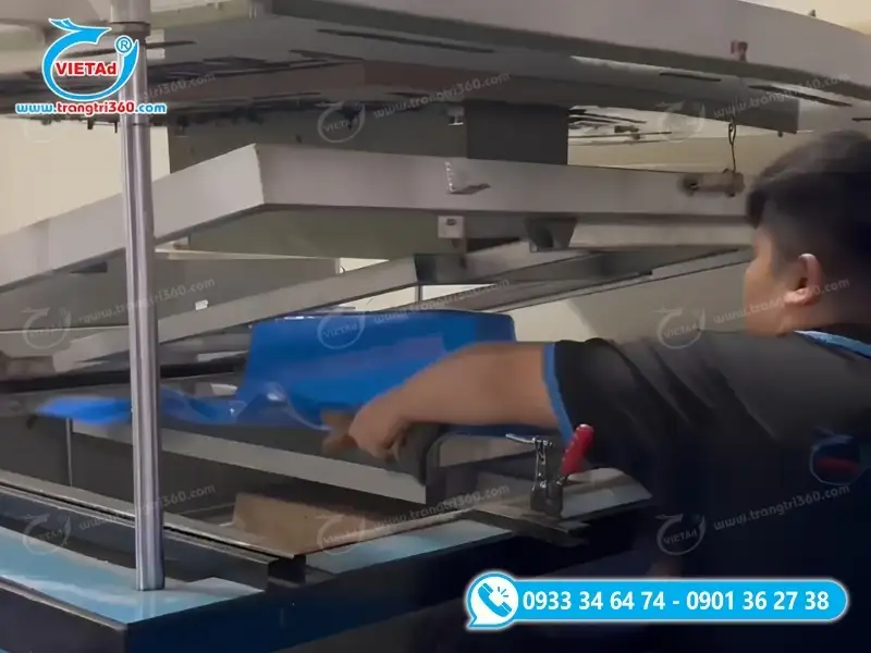 Thiết bị hút nổi chân không Vacuum Forming đang định hình tấm Mica xanh