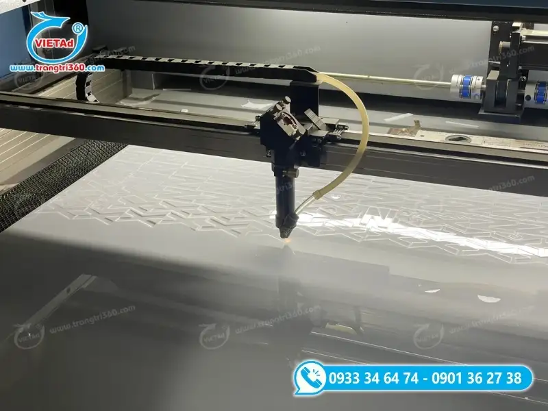 Máy cắt Laser chuyên dụng đang cắt biên dạng chữ nổi Mica trắng