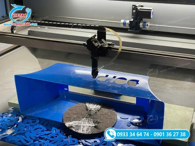 Máy cắt laser cắt tạo hình chữ trên mặt hộp đèn