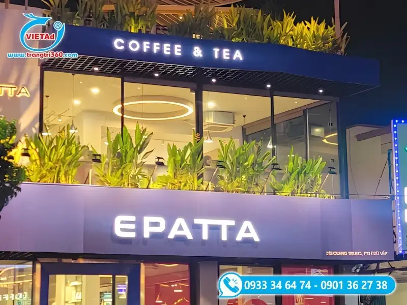 Kỹ thuật viên Quảng Cáo Việt đối chiếu bảng màu sắc bảng hiệu vật liệu thực tế với bản vẽ trước khi sản xuất