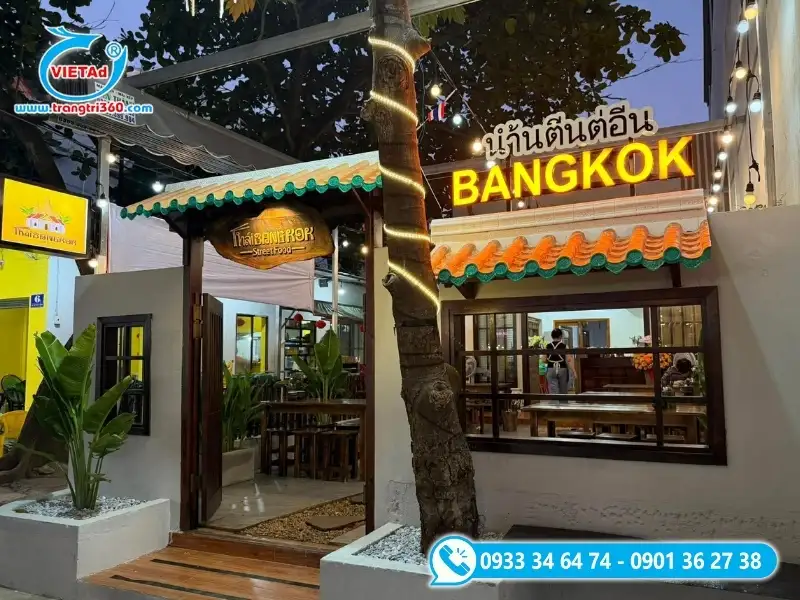 Bộ nhận diện thương hiệu đồng bộ màu sắc trên bảng hiệu và mặt tiền cửa hàn