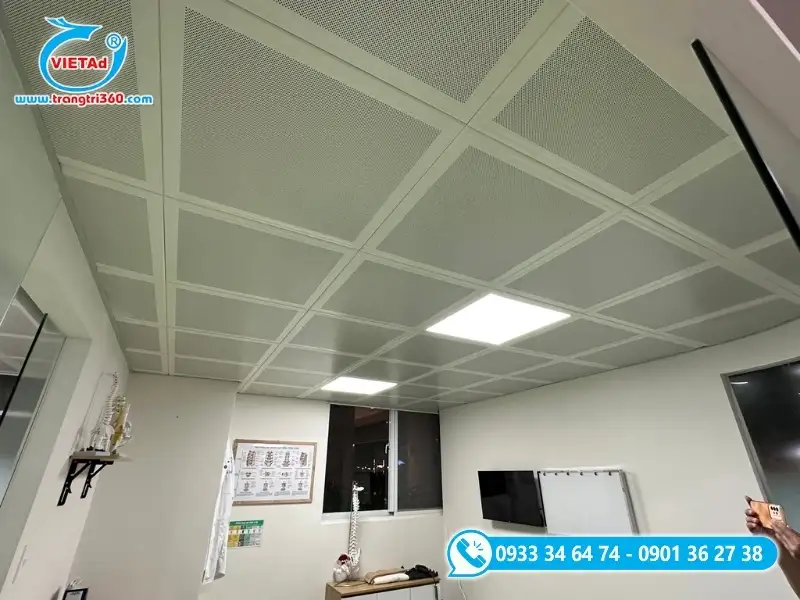 Trần nhôm đục lỗ tiêu âm cao cấp, tích hợp đèn vuông đồng bộ đẹp mắt