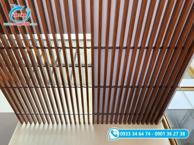 Trần nhôm vân gỗ sọc U, vẻ đẹp đẳng cấp và bền bỉ vô cùng