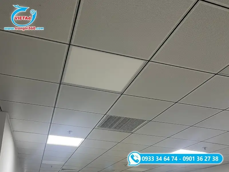 Trần nhôm kết hợp tiêu âm và phẳng, khung xương đen nổi bật, hiện đại