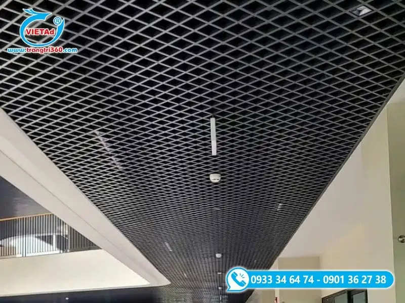 Cell (Caro) là loại trần hở được cấu tạo từ các thanh hình chữ U, liên kết với nhau để tạo thành các ô vuông