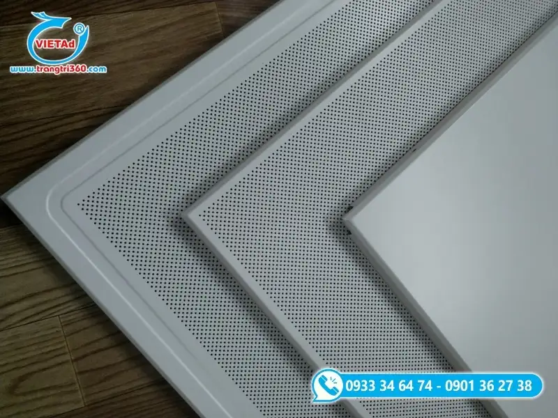 Lay-in là trần nhôm phổ biến với tấm tiêu chuẩn 600x600mm, lắp đặt trên khung xương T-black, tạo bề mặt trần phẳng