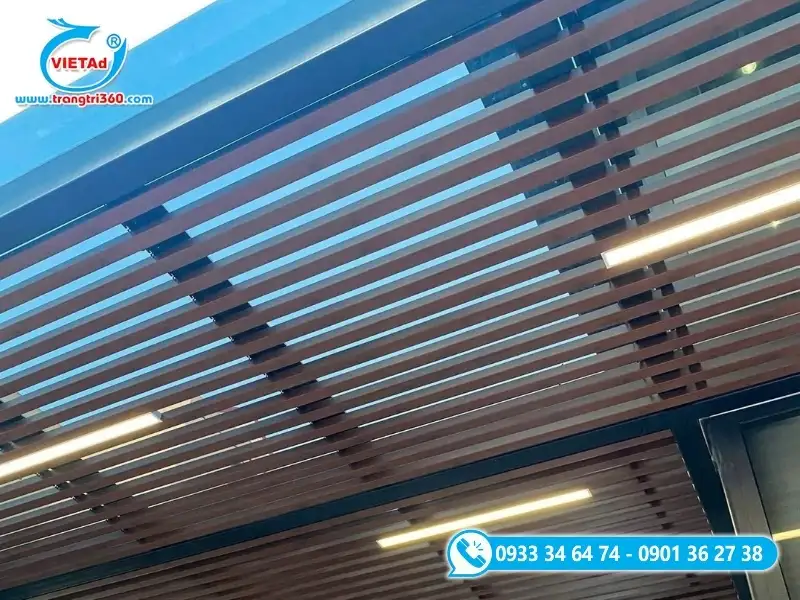 Trần nhôm gồm 3 bộ phận chính: tấm trần, hệ xương và phụ kiện lắp đặt