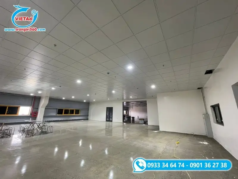 Trần nhôm thả ô vuông cho không gian rộng, sáng sủa, sạch sẽ tuyệt đối