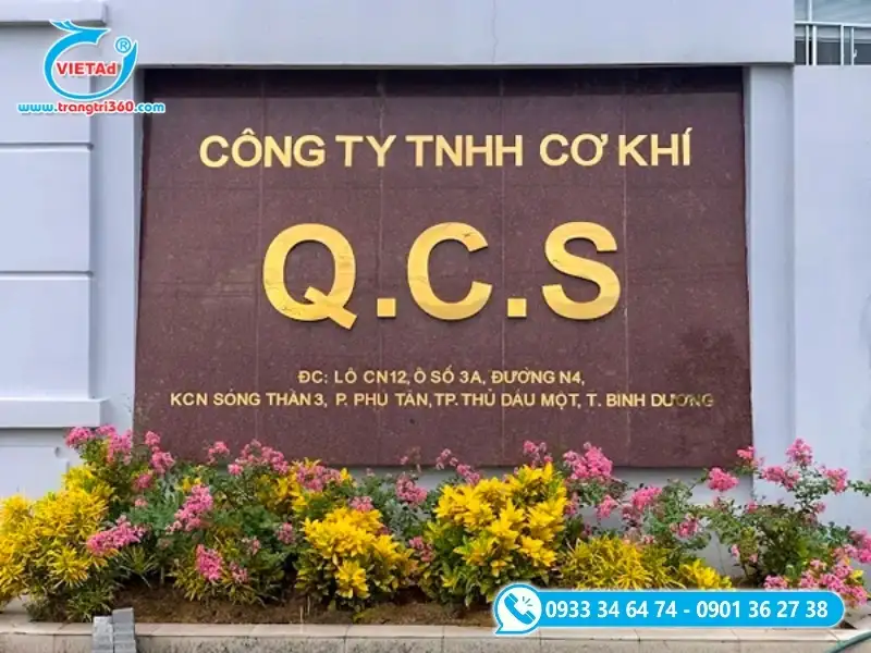Hình ảnh mặt tiền xưởng cơ khí lắp đặt biển hiệu chữ nổi Inox vàng gương cao cấp, thể hiện sự chuyên nghiệp của doanh nghiệp