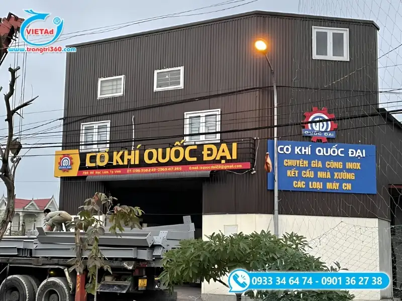 Mẫu bảng hiệu cơ khí chữ nổi vàng nét đậm, hài hòa với tông màu nâu của xưởng cơ khí