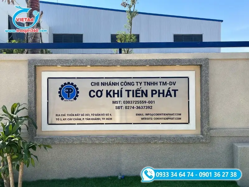 bảng hiệu công ty ngoài trời thường có kích thước lớn, lắp đặt ở mặt tiền công ty