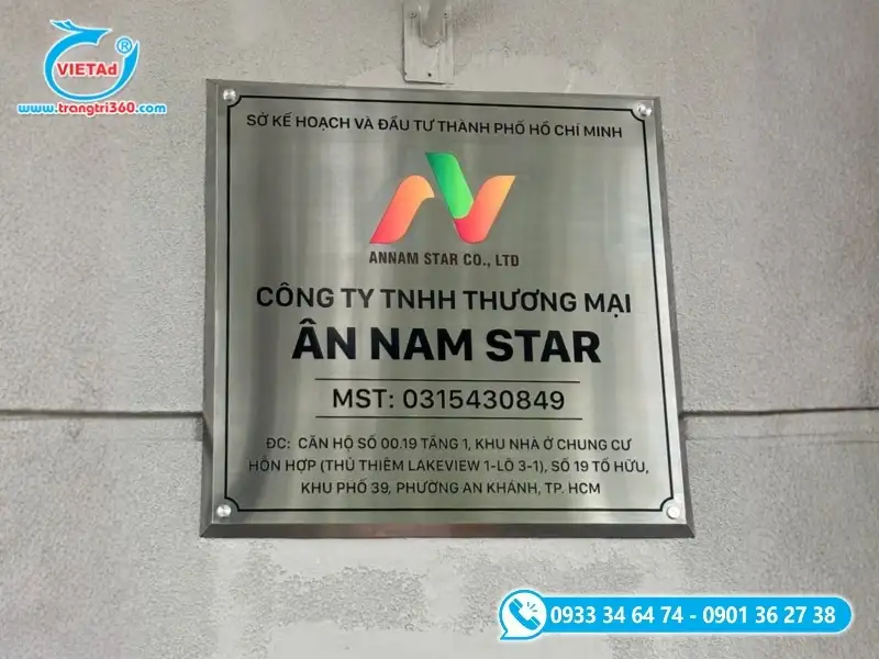 Bảng tên công ty có các thông tin của doanh nghiệp lắp đặt ở lối ra vào, dễ dàng nhìn thấy
