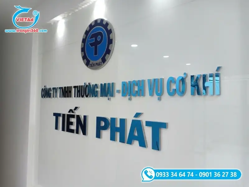 Bảng hiệu công ty lắp đặt trong nhà đặt ở sảnh công ty, quầy lễ tân nổi bật, chuyên nghiệp