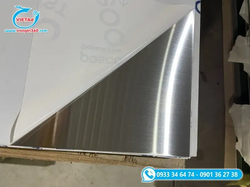 Nhân viên Quảng Cáo Việt tư vấn giải đáp thắc mắc và báo giá tấm Inox 304 chi tiết